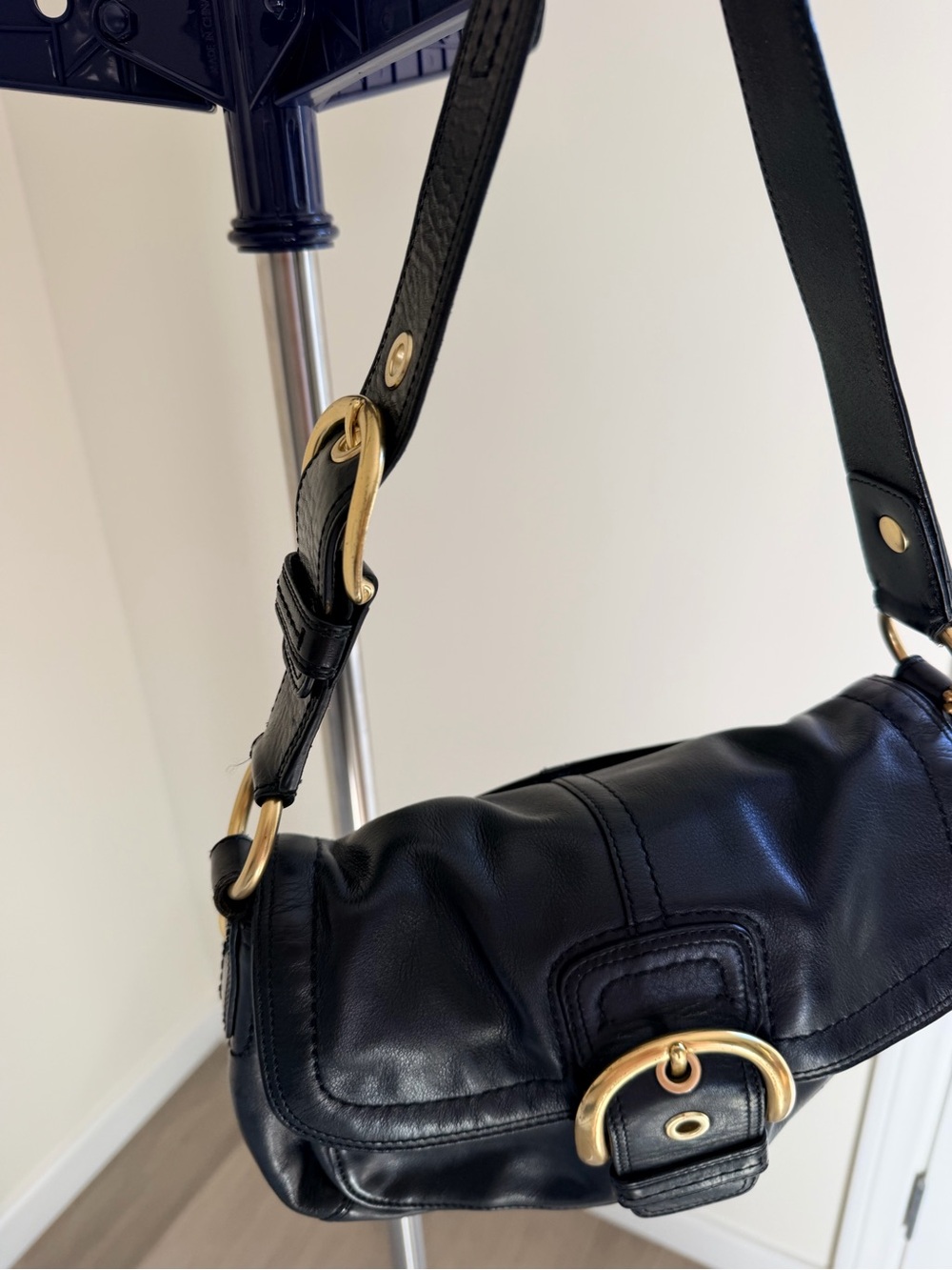 SOLD✅ Coach Black Leather Shoulder Bag with Gold Hardware - Picture 5 of 13